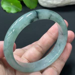 天然玉石手鐲，58圈口，細糯底帶飄花，遠看像水墨畫。水頭好，無明顯紋裂，版型漂亮。