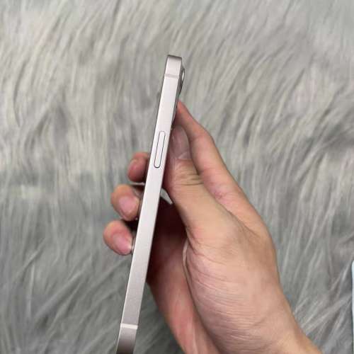 iPhone 13 512G ，電池效能92 %，換機放售，已貼上原裝鋼化Mon及贈送全新手機套。