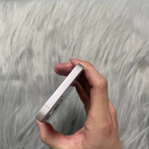 iPhone 13 512G ，電池效能92 %，換機放售，已貼上原裝鋼化Mon及贈送全新手機套。