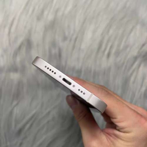 iPhone 13 512G ，電池效能92 %，換機放售，已貼上原裝鋼化Mon及贈送全新手機套。