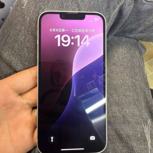 iPhone 13 512G 白色，電池效能92 %，換機放售，已貼上原裝鋼化Mon及贈送全新手機...