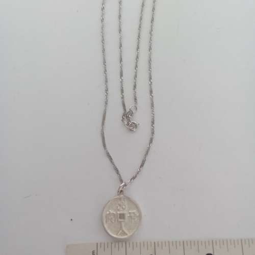 古舊銀吊墜，18x2mm 雙面刻有出入平安長命富貴。配上16寸意大利純銀頸鏈。因多年前...