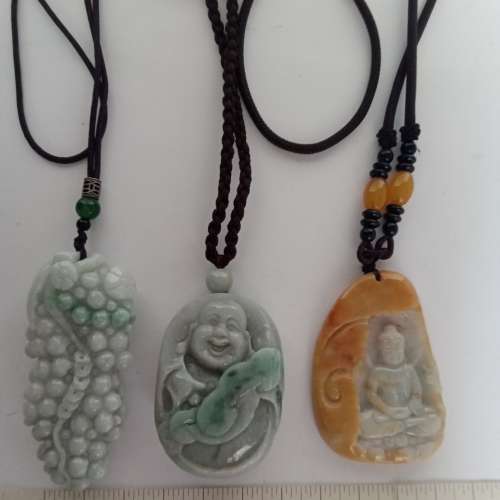 翡翠A玉吊墜，三寸提子，2.5寸黃玉佛祖，二寸佛公。有色好工好水頭。每件600元兩件...