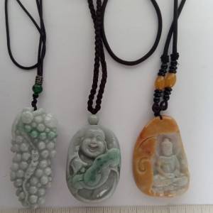 翡翠A玉吊墜，三寸提子，2.5寸黃玉佛祖，二寸佛公。有色好工好水頭。每件600元兩件...