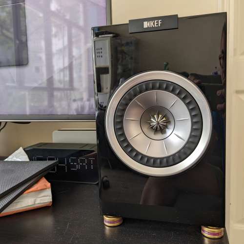 Kef R100 bookshelf speakers