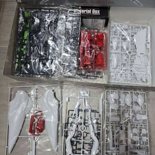 產品名稱：: 萬代PG 1/60 飛翼高達零式特裝型EW。