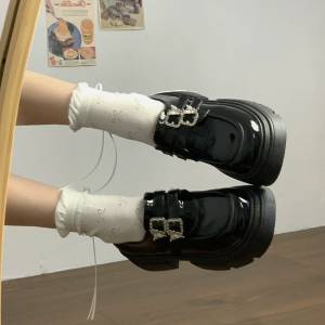 黑色亮光皮鞋