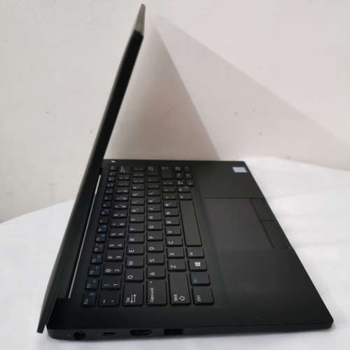 13.3" Latitude 7390 Dell 16g ram 256g SSD 1920x1080 Screen