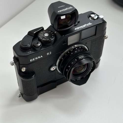 Voigtlander 福倫達 Bessa R2 with Trigger Winder Hand Grip & SUPER WIDE-HELIAR...