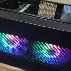 SUIT MASTER  M-ATX 機箱連 580W 雞牛 有兩把彩燈扇