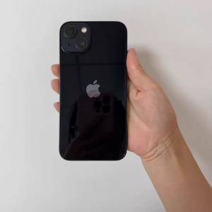 iPhone 13 512G ，電池效能92 %，換機放售，已貼上原裝鋼化Mon及贈送全新手機套。