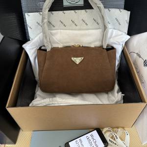 Prada 絨面麂皮腋下包
