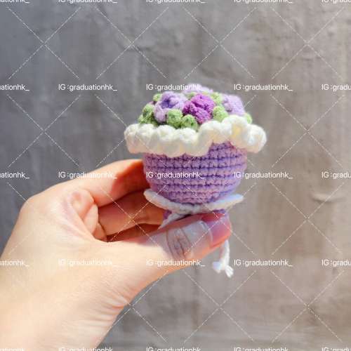 畢業公仔手拎花  同畢業公仔一齊加購，手拎花「加」$39。   只買手拎花$49.9@1。