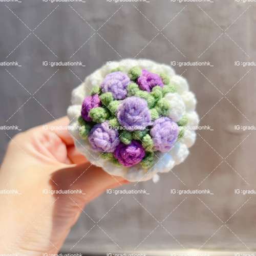 畢業公仔手拎花  同畢業公仔一齊加購，手拎花「加」$39。   只買手拎花$49.9@1。