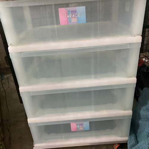 膠衣櫃