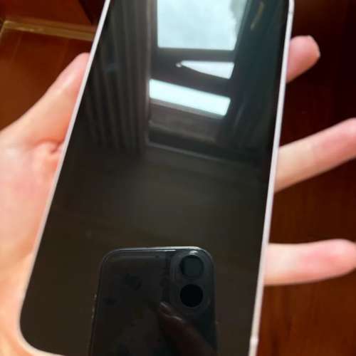 iPhone 13 512G ，電池效能86 %，換機放售，已貼上原裝鋼化Mon及贈送全新手機套。