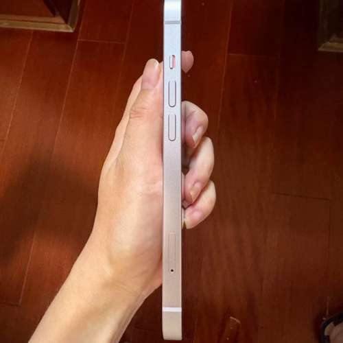 iPhone 13 512G ，電池效能86 %，換機放售，已貼上原裝鋼化Mon及贈送全新手機套。