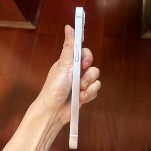 iPhone 13 512G ，電池效能86 %，換機放售，已貼上原裝鋼化Mon及贈送全新手機套。