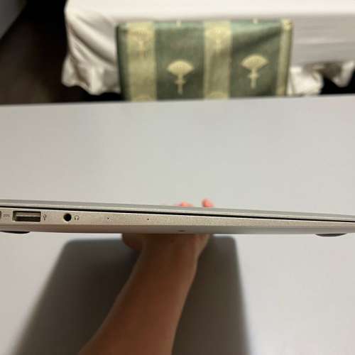MacBook Air 2015 新機一樣，絕無任何花痕。