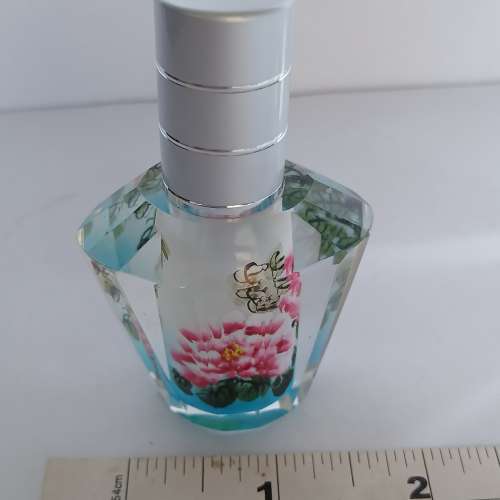 古舊存貨减價出售，一手兩個水晶香水瓶，原價600元現售250元。no.DR7.6.25iu