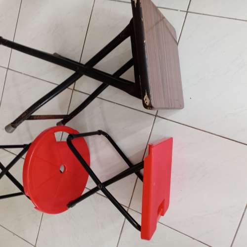 紅色膠摺椅兩張