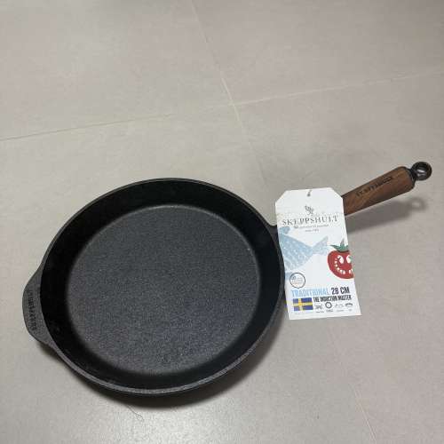 Skeppshult Skillet With Walnut Handle 11" / 28 cm