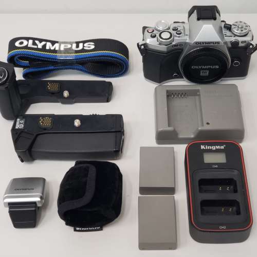 Olympus E-M5 Mark II (em5 第2代銀色淨機身) + HLD-6P 電池底座 + HLD-8G 金屬手...