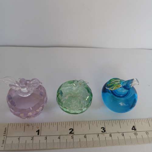 清理舊存貨一手八件水晶擺件， 共售380元。no.DR9.6.25