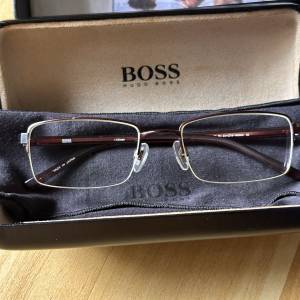 BOSS HUGO 呔坦半框眼鏡