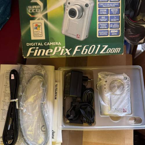 ( Rarest Sublime CCd ) Fujifilm F601 Zoom  Exquisite CCD Camera ( 連原廠紙盒和...