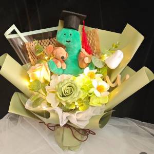 獨家正版｜專業花藝師全手工製作｜正版joguman畢業公仔花束 💐香皂花&仿真花‼️‼...