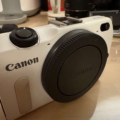 Canon Eos M2 + 18-55mm + 1正1副廠電+叉機+Sandisk 64GB ultra