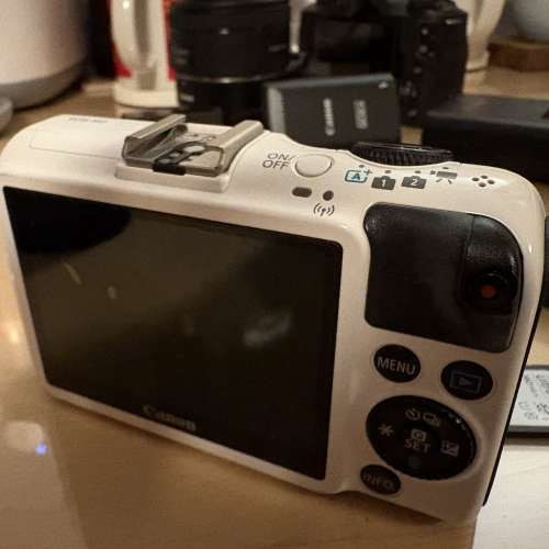 Canon Eos M2 + 18-55mm + 1正1副廠電+叉機+Sandisk 64GB ultra