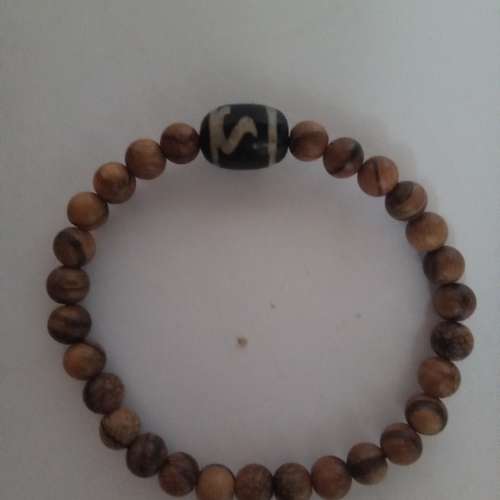 一手三條6mm沉香木珠串，兩條手串配上一粒小天珠，加一條26寸108粒念珠，清理存貨三...