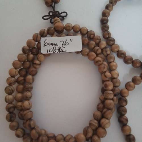 一手三條6mm沉香木珠串，兩條手串配上一粒小天珠，加一條26寸108粒念珠，清理存貨三...