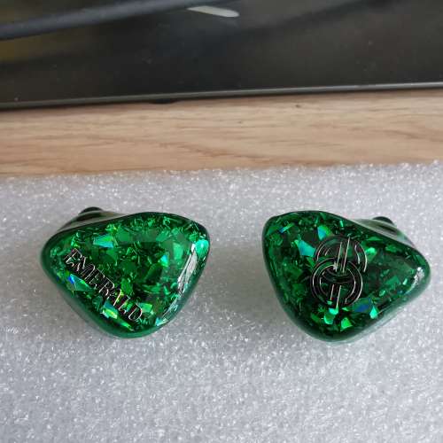 99.9% new Eminent Ears Emerald