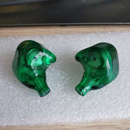 99.9% new Eminent Ears Emerald