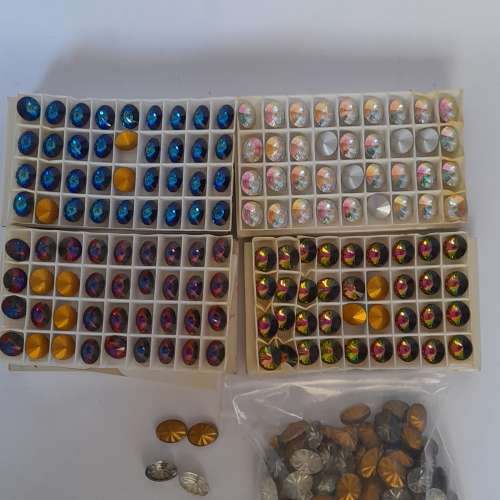 清理存貨奧國彩石，144粒14mm 加送數十粒18x13mm蛋面石  共售300元。多量價錢可以再...