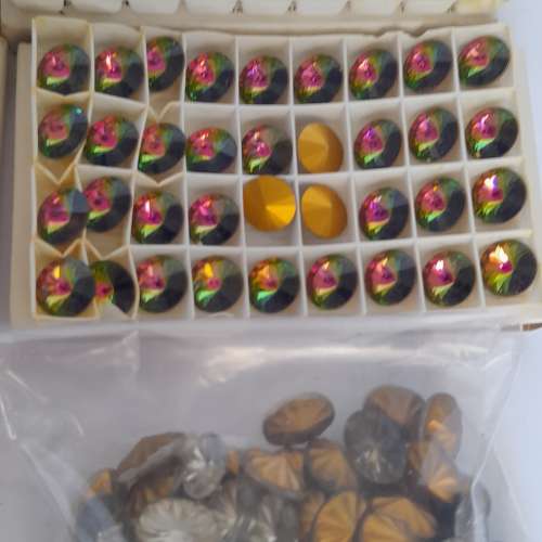 清理存貨奧國彩石，144粒14mm 加送數十粒18x13mm蛋面石  共售300元。多量價錢可以再...