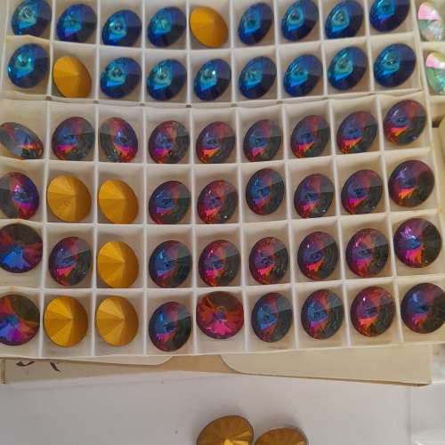 清理存貨奧國彩石，144粒14mm 加送數十粒18x13mm蛋面石  共售300元。多量價錢可以再...