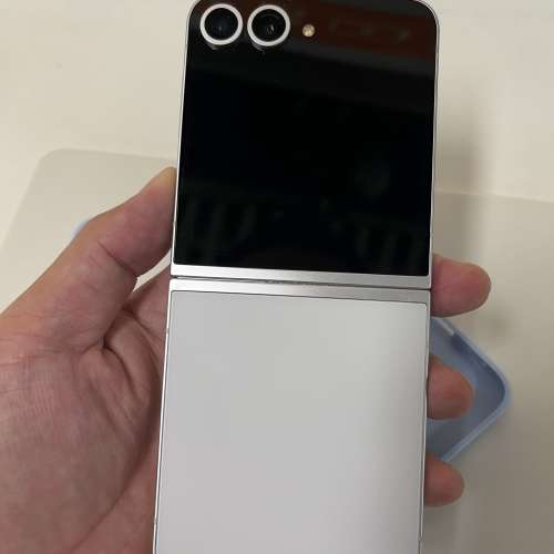 99.9新Samsung galaxy Z Flip6 512gb,港行白色鈦金屬，還有保養至25年10月！跟原廠...