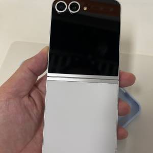 99.9新Samsung galaxy Z Flip6 512gb,港行白色鈦金屬，還有保養至25年10月！跟原廠...