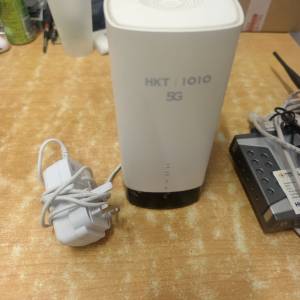 5G路由器連上網套件有電源，規格如圖