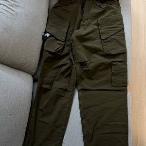 99 % new Lakh Supply waterproof 防水布 Twelve Pockets Cargo Pants Size : S