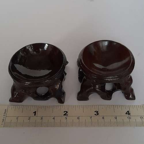 一手十個樹根木座如照片顯示，共售二百五十元。no.R15.7.25