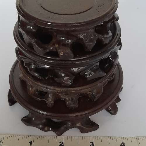 一手十個樹根木座如照片顯示，共售二百五十元。no.R15.7.25