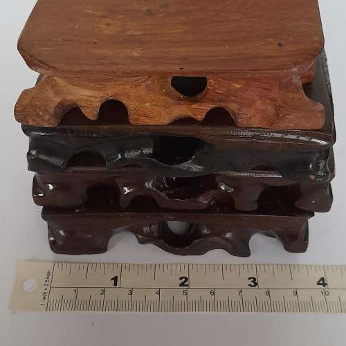 一手十個樹根木座如照片顯示，共售二百五十元。no.R15.7.25