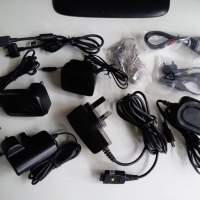舊款手機火牛電線一大堆