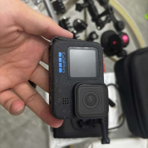 出GoPro Hero 12 Black，黑色外觀。佢擁有5K超高清視頻拍攝和12MP照片拍攝功能，同...