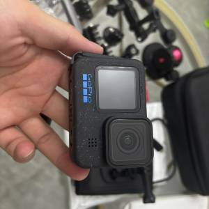 出GoPro Hero 12 Black，黑色外觀。佢擁有5K超高清視頻拍攝和12MP照片拍攝功能，同...